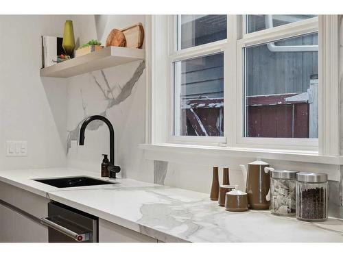 437 12 Street Nw, Calgary, AB - Indoor Photo Showing Kitchen