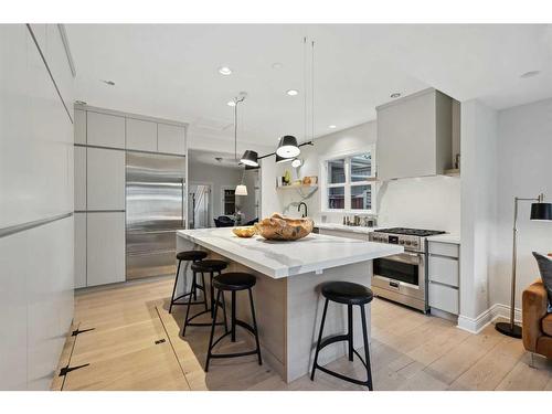 437 12 Street Nw, Calgary, AB - Indoor Photo Showing Kitchen With Upgraded Kitchen