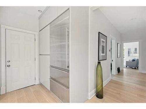 437 12 Street Nw, Calgary, AB - Indoor Photo Showing Other Room