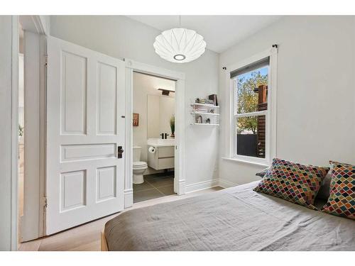 437 12 Street Nw, Calgary, AB - Indoor Photo Showing Bedroom