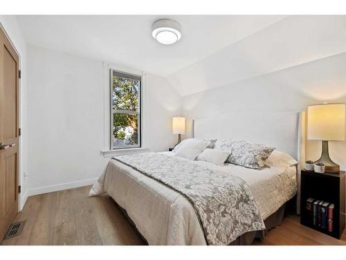 437 12 Street Nw, Calgary, AB - Indoor Photo Showing Bedroom