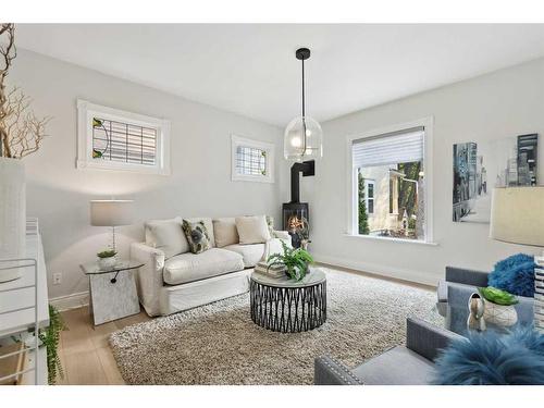 437 12 Street Nw, Calgary, AB - Indoor Photo Showing Living Room