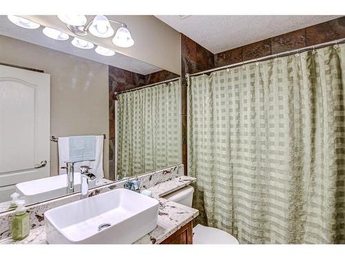 57 Eversyde Manor Sw, Calgary, AB - Indoor Photo Showing Bathroom