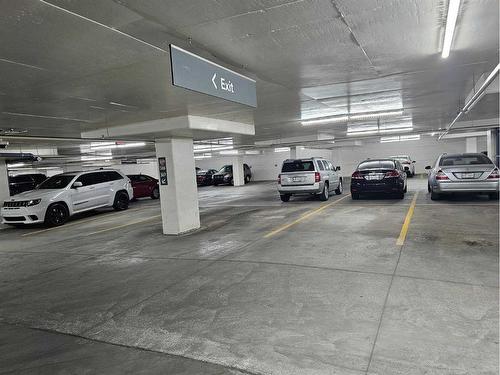 808-225 11 Avenue Se, Calgary, AB - Indoor Photo Showing Garage