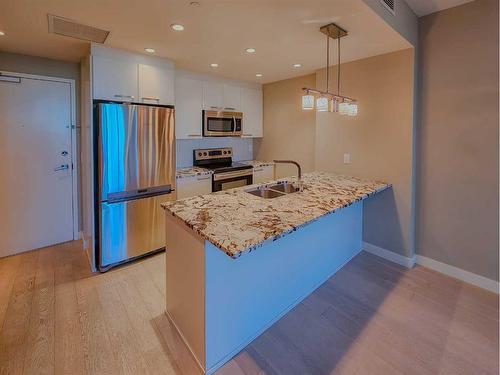 808-225 11 Avenue Se, Calgary, AB - Indoor Photo Showing Kitchen With Stainless Steel Kitchen With Double Sink With Upgraded Kitchen