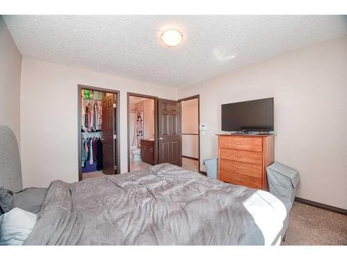 225 Auburn Crest Way Se, Calgary, AB - Indoor Photo Showing Bedroom