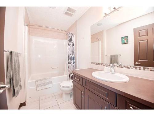 225 Auburn Crest Way Se, Calgary, AB - Indoor Photo Showing Bathroom