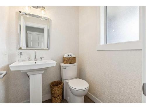 573 Douglas Woods Mews Se, Calgary, AB - Indoor Photo Showing Bathroom