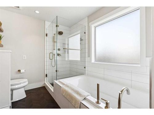 573 Douglas Woods Mews Se, Calgary, AB - Indoor Photo Showing Bathroom