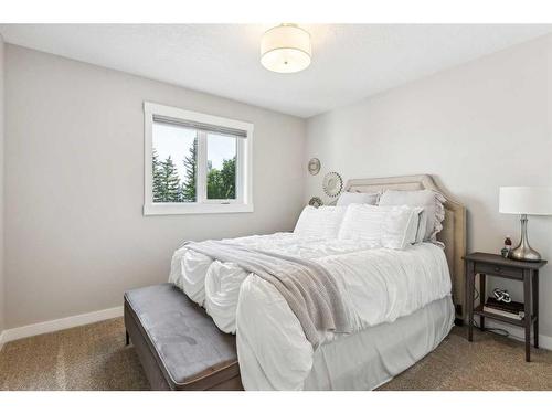 573 Douglas Woods Mews Se, Calgary, AB - Indoor Photo Showing Bedroom