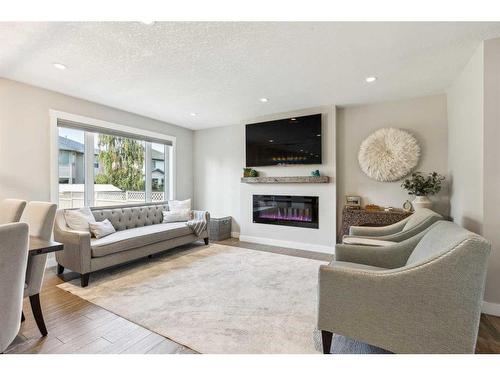 573 Douglas Woods Mews Se, Calgary, AB - Indoor Photo Showing Living Room