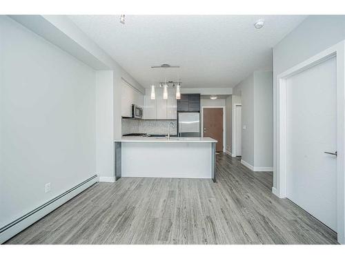 3322-95 Burma Star Road Sw, Calgary, AB - Indoor Photo Showing Kitchen