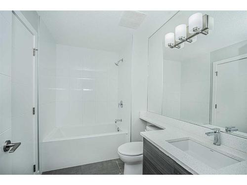 3322-95 Burma Star Road Sw, Calgary, AB - Indoor Photo Showing Bathroom