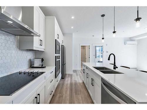 108-25 Walgrove Walk Se, Calgary, AB - Indoor Photo Showing Kitchen With Double Sink With Upgraded Kitchen