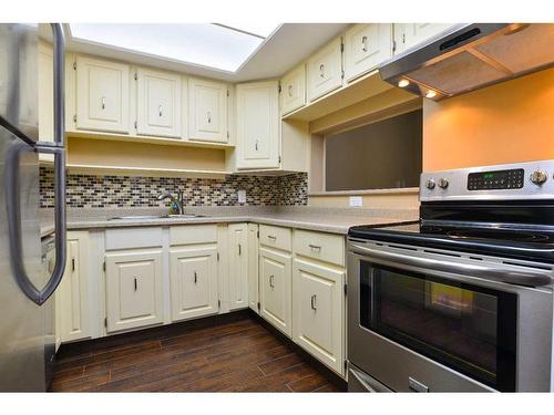 109-3719B 49 Street Nw, Calgary, AB - Indoor Photo Showing Kitchen