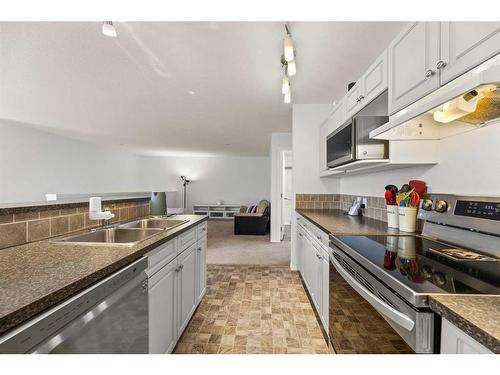 12 Mackenzie Way, Carstairs, AB - Indoor Photo Showing Kitchen With Double Sink