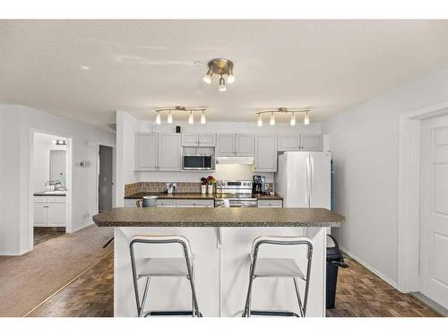 12 Mackenzie Way, Carstairs, AB - Indoor Photo Showing Kitchen