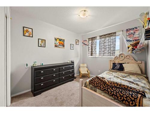 12 Mackenzie Way, Carstairs, AB - Indoor Photo Showing Bedroom