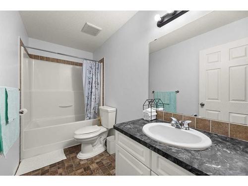 12 Mackenzie Way, Carstairs, AB - Indoor Photo Showing Bathroom