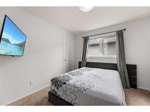 12 Mackenzie Way, Carstairs, AB - Indoor Photo Showing Bedroom