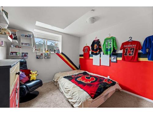 12 Mackenzie Way, Carstairs, AB - Indoor Photo Showing Bedroom