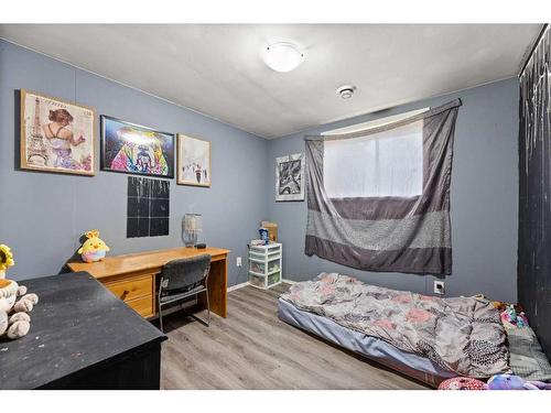 12 Mackenzie Way, Carstairs, AB - Indoor Photo Showing Bedroom