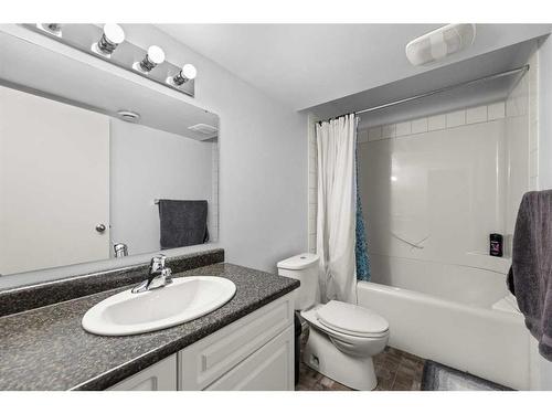 12 Mackenzie Way, Carstairs, AB - Indoor Photo Showing Bathroom