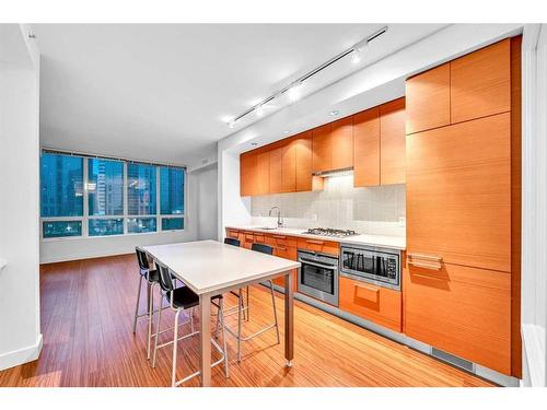 538-222 Riverfront Avenue Sw, Calgary, AB - Indoor Photo Showing Kitchen