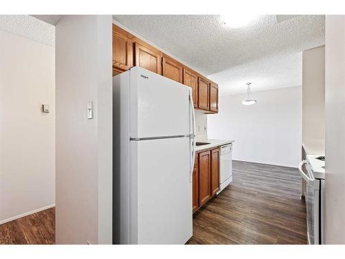 1003-9800 Horton Road Sw, Calgary, AB - Indoor Photo Showing Kitchen