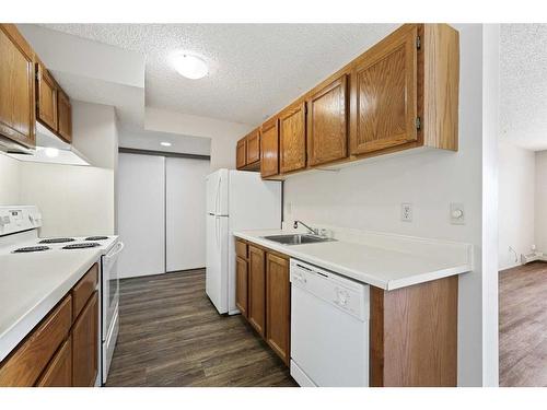 1003-9800 Horton Road Sw, Calgary, AB - Indoor Photo Showing Kitchen