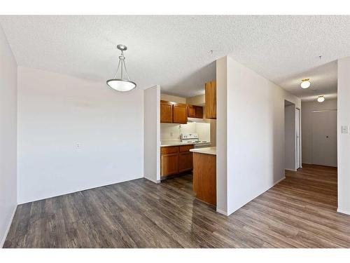 1003-9800 Horton Road Sw, Calgary, AB - Indoor Photo Showing Kitchen