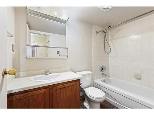 1003-9800 Horton Road Sw, Calgary, AB - Indoor Photo Showing Bathroom