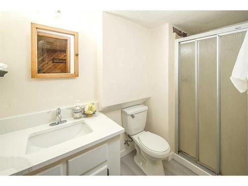 20 Bernard Way Nw, Calgary, AB - Indoor Photo Showing Bathroom