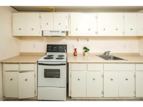 20 Bernard Way Nw, Calgary, AB - Indoor Photo Showing Kitchen