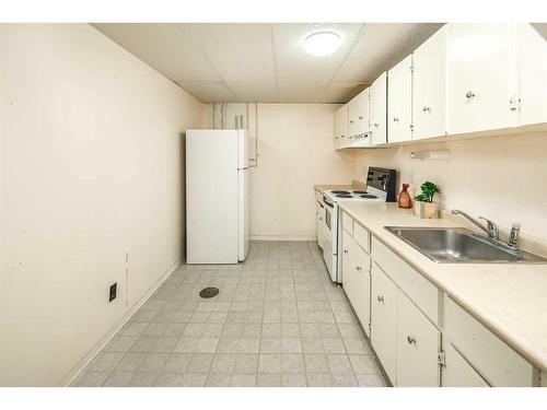 20 Bernard Way Nw, Calgary, AB - Indoor Photo Showing Kitchen