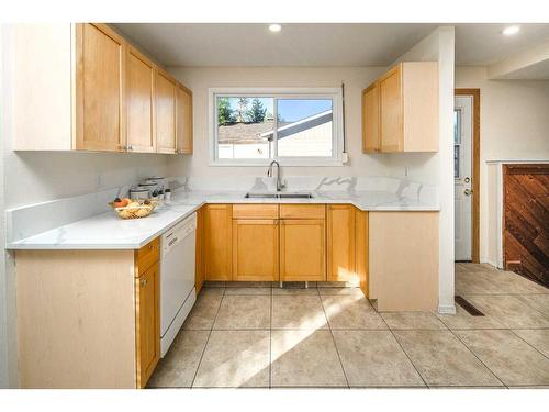 20 Bernard Way Nw, Calgary, AB - Indoor Photo Showing Kitchen