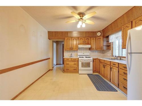 3924 76 Street Nw, Calgary, AB - Indoor Photo Showing Kitchen