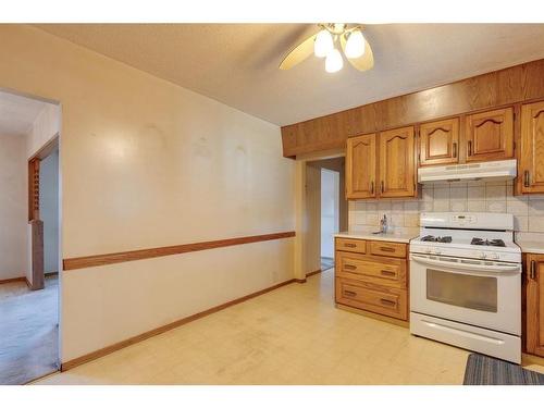 3924 76 Street Nw, Calgary, AB - Indoor Photo Showing Kitchen