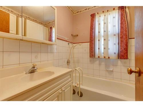 3924 76 Street Nw, Calgary, AB - Indoor Photo Showing Kitchen With Double Sink