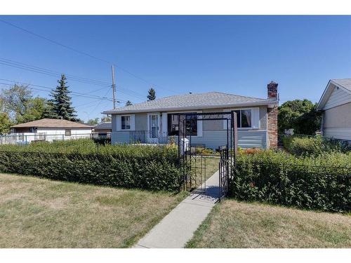 3924 76 Street Nw, Calgary, AB - Outdoor