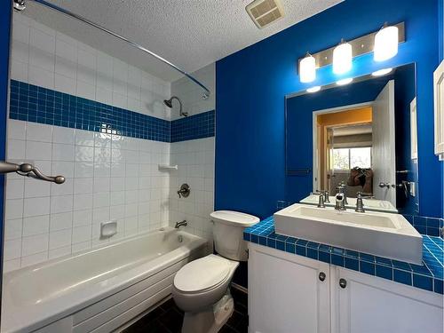 14-200 Shawnessy Drive Sw, Calgary, AB - Indoor Photo Showing Bathroom