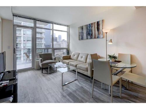 1407-128 2 Street Sw, Calgary, AB - Indoor Photo Showing Living Room