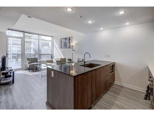 1407-128 2 Street Sw, Calgary, AB - Indoor Photo Showing Kitchen