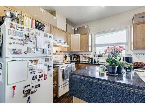 359-333 Riverfront Avenue Se, Calgary, AB - Indoor Photo Showing Kitchen