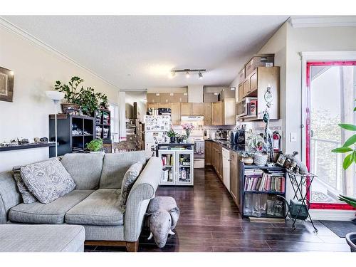 359-333 Riverfront Avenue Se, Calgary, AB - Indoor Photo Showing Living Room