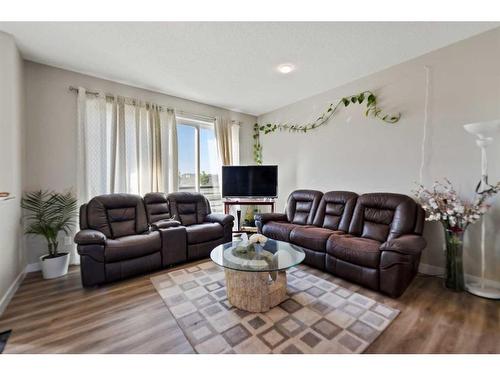 456 Belmont Avenue Sw, Calgary, AB - Indoor Photo Showing Living Room