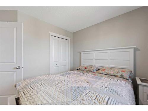 456 Belmont Avenue Sw, Calgary, AB - Indoor Photo Showing Bedroom