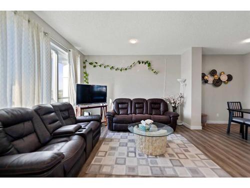 456 Belmont Avenue Sw, Calgary, AB - Indoor Photo Showing Living Room