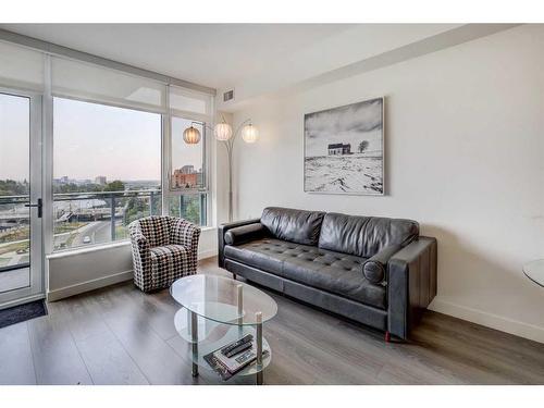 706-118 Waterfront Court Sw, Calgary, AB - Indoor Photo Showing Living Room