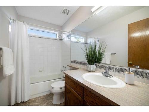 193 Citadel Circle Nw, Calgary, AB - Indoor Photo Showing Bathroom